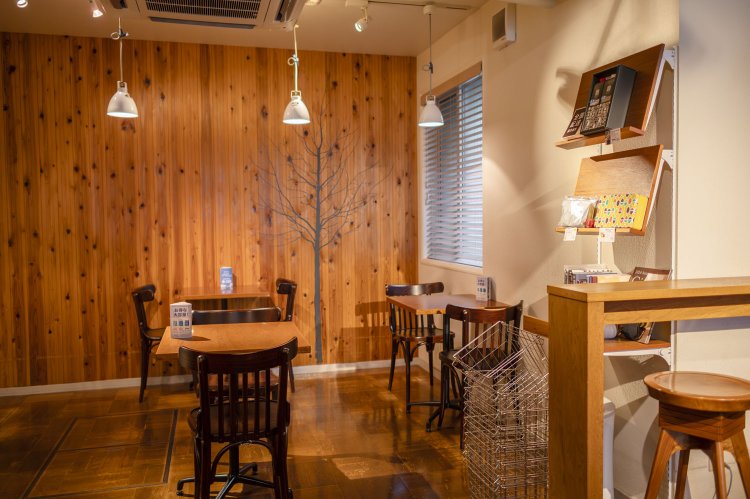 カウンターを抜けると、木調の落ち着いた喫茶室が。地元客が日々、憩いに訪れている。