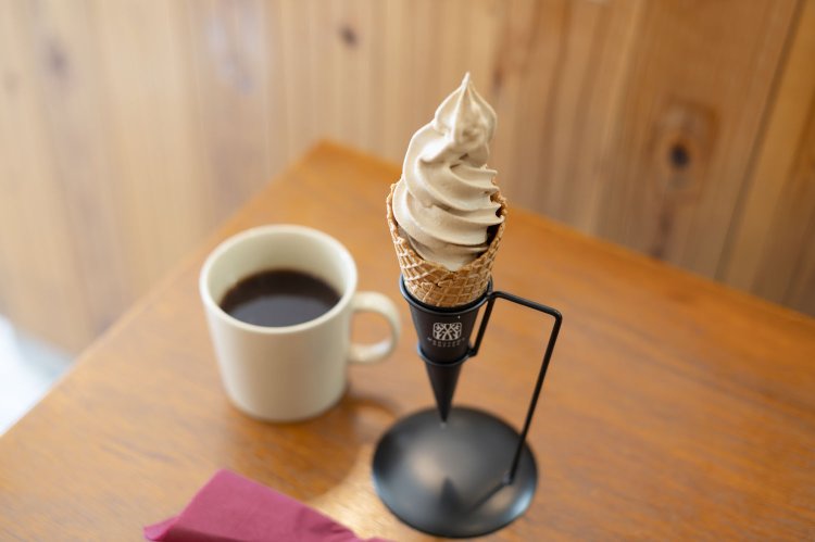 丸山珈琲のブレンド450円とコーヒーソフトクリーム417円。