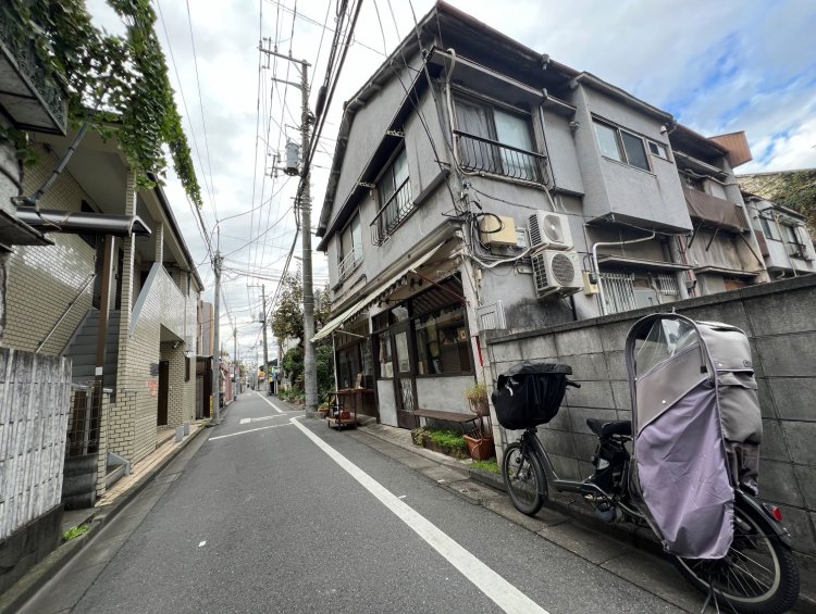 高円寺の周辺でも、最近は木造モルタルのアパートをあまり見かけなくなっている。