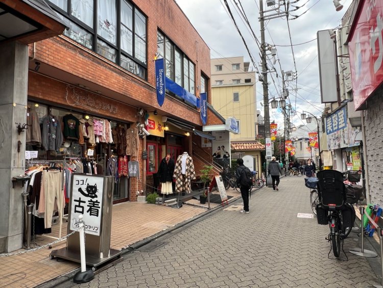90年代以降の高円寺は‟古着の街”ってイメージも強くなってきた。