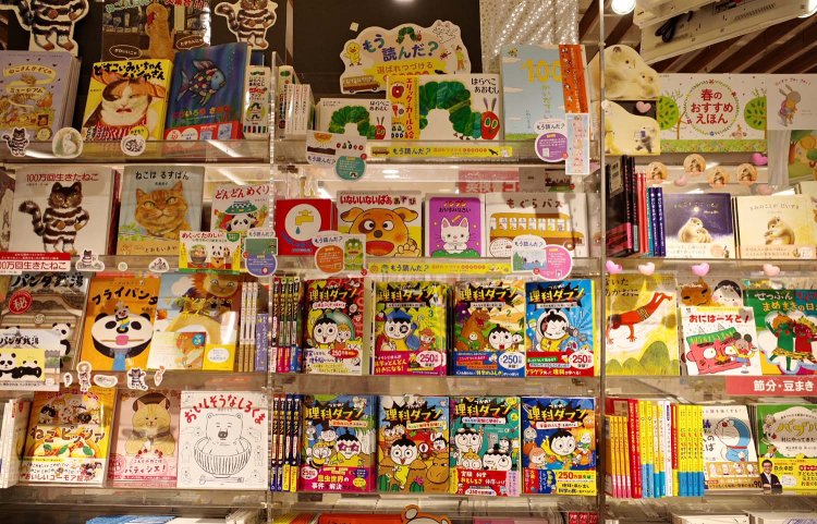 休日はファミリー層でにぎわう児童書棚。