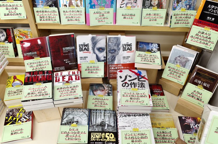 海外文学コーナーでは小さなフェアを常時開催。