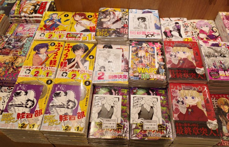 書店チェーンによって違うペーパーが入る特典は人気の的。