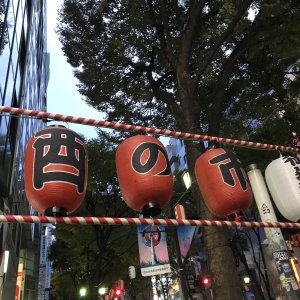 冬になると大にぎわい！ 11月の風物詩「酉の市」、その由来は？熊手の意味とは？