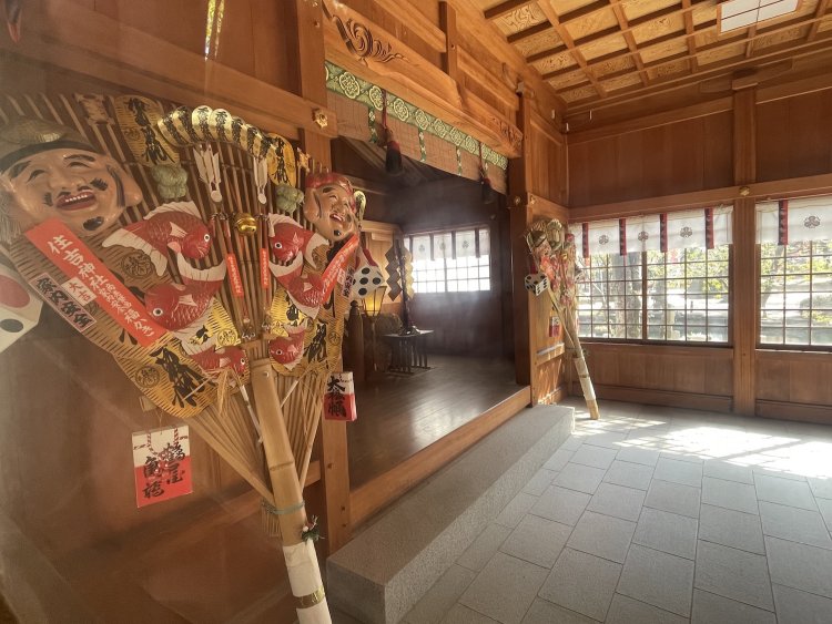 神社に飾られる大きな熊手。天日鷲命の御利益は商売繁盛であるため、酉の市には商売繁盛を願う人も訪れる。