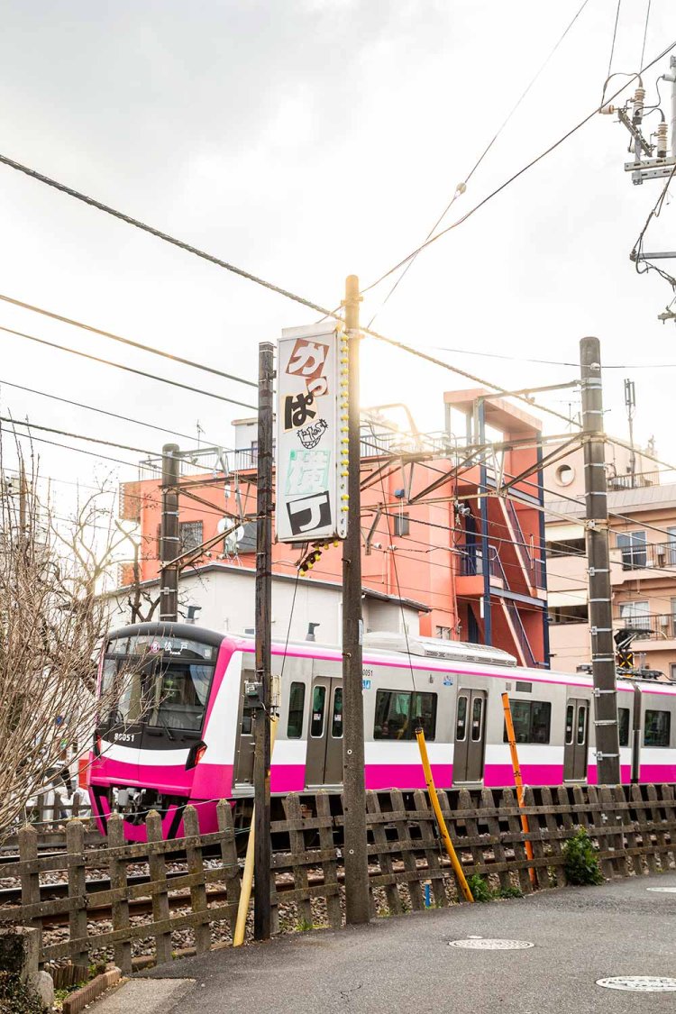みのり台駅近くの線路沿い。住宅地に残る横丁の看板が哀愁漂う。