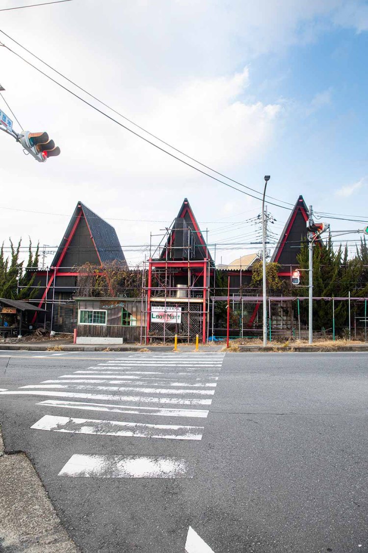 産業道路沿いに残る謎の廃屋。昔は北欧家具の店だったような……。
