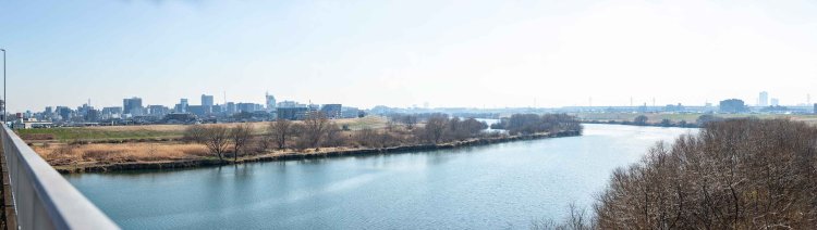 江戸川を隔てた向こうは東京。若い頃、近いのに遠く感じたのはなぜだろう。