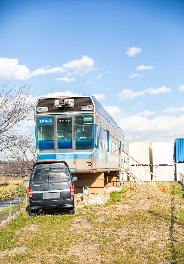 国府川沿いに千葉モノレールの車両が。珍風景である。