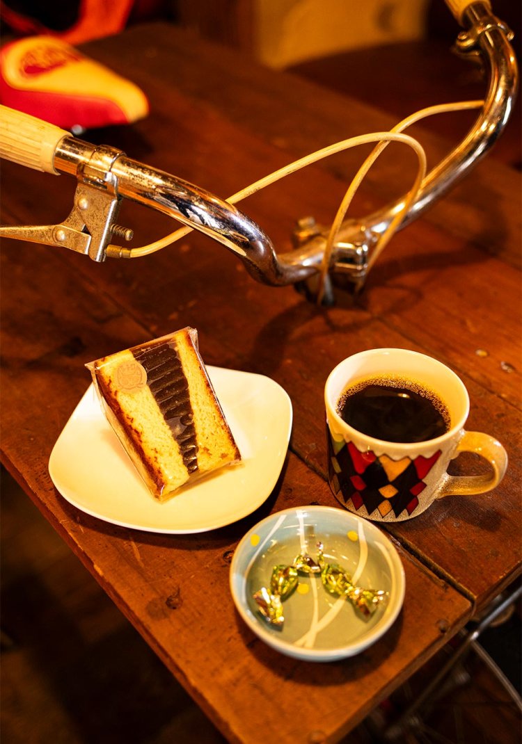 シベリヤ450円、自家焙煎コーヒー500円。