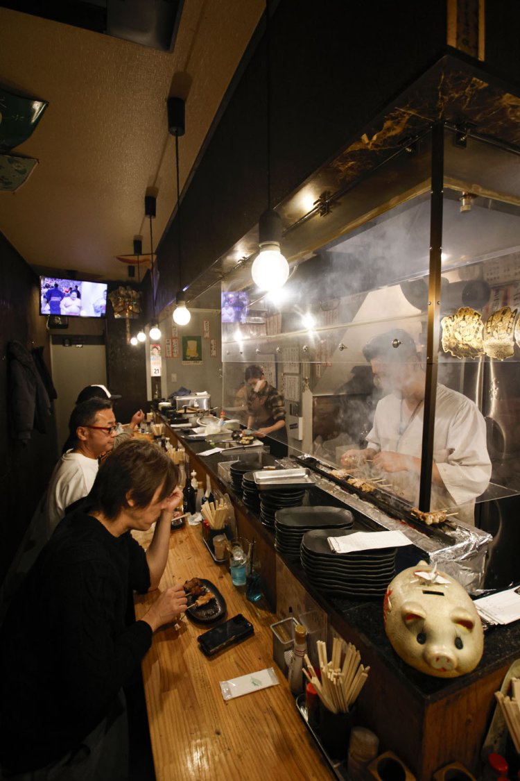 L字カウンター15席。店主は野方の名店『秋元屋』で修業。2階にはテーブル4卓も。