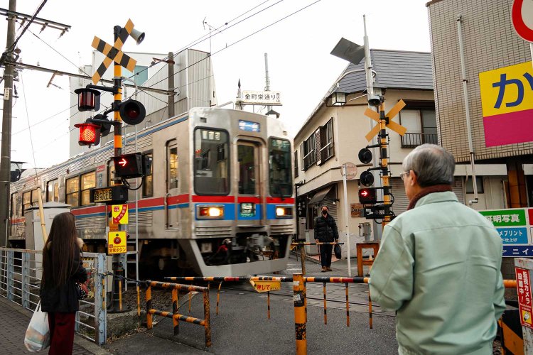 京成金町駅のすぐ南にある踏み切り。その向こうに飲み屋街が続く眺めは、金町の原風景。
