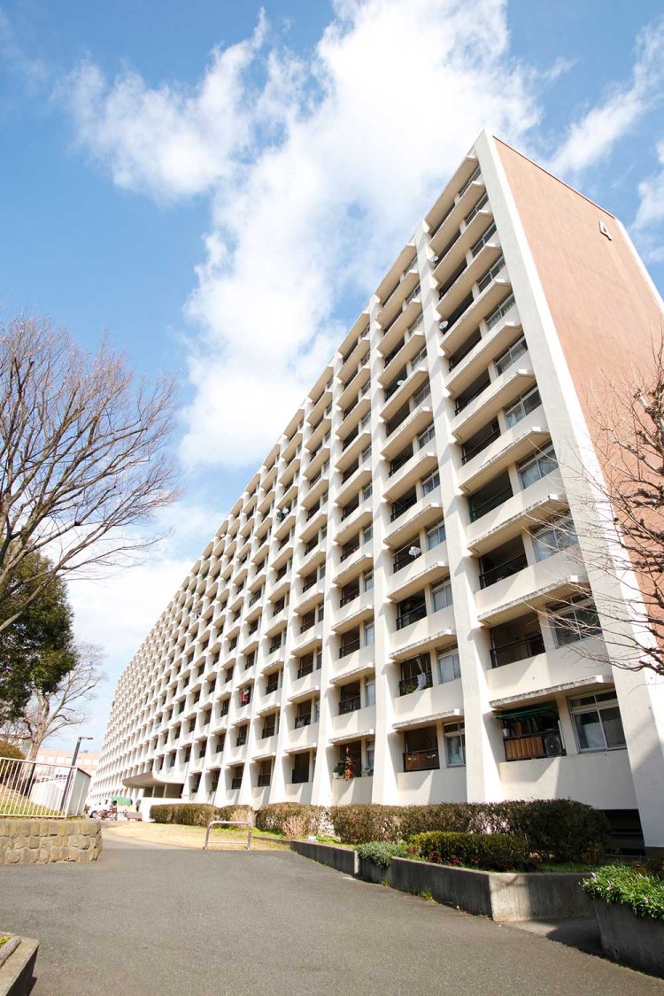 金町駅前団地の連なるひさしの意匠にレトロフューチャーを感じる。