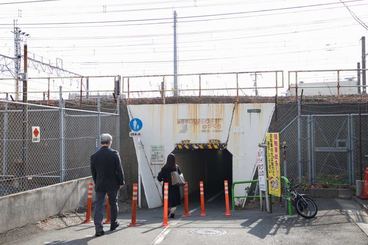 昔、金町駅に北へ出る出口がなかった名残か、南北をつなぐガードが多い。