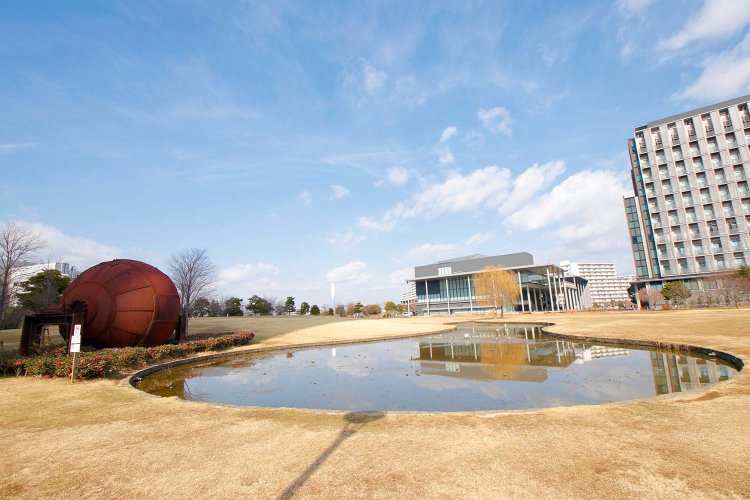 旧三菱製紙工場で使われていた地球釜が残る、にいじゅくみらい公園。