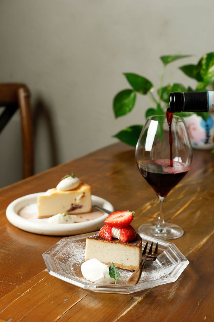 紅玉りんごとカマンベール600円（奥）、いちごゴルゴンゾーラ650円、グラスワインは700円～。