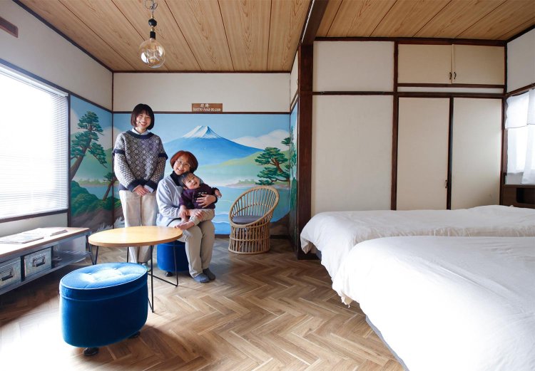 松本薫さん（右）、義理の娘の梨沙子さん（左）。