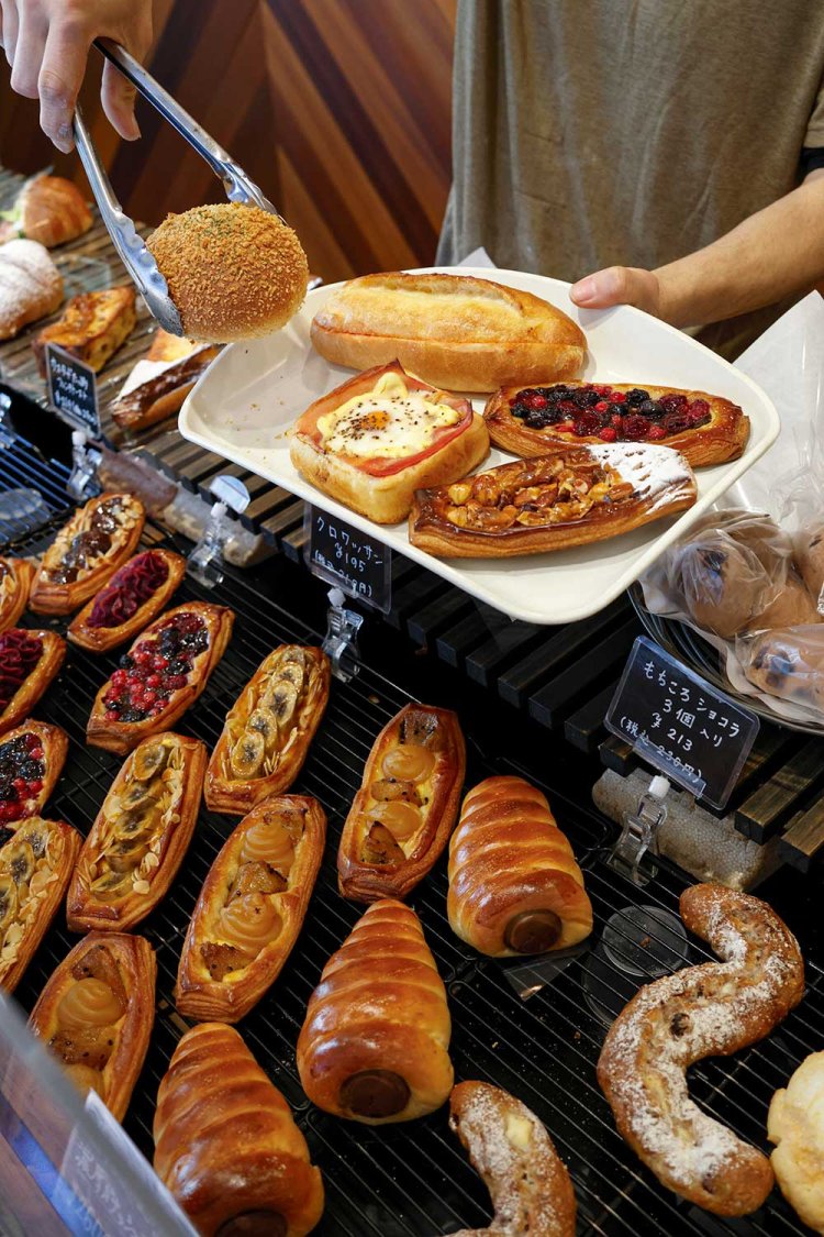 ザクザク食感の季節のデニッシュ250円～もファンが多い。