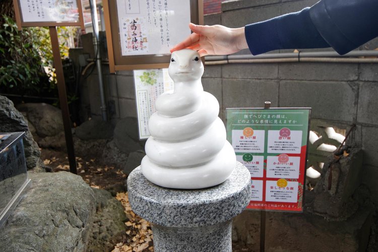 撫で蛇様をなでて運気UP？