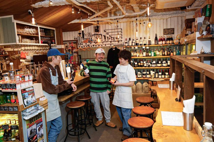 釜賀（かまが）さん（中央）。