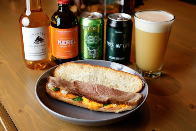 キューバサンド1050円、グラスはうちゅうブルーイング シャドウフレーム1595円。