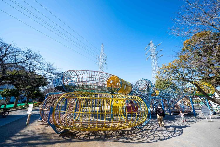 上千葉砂原公園のカラフルなリング状の大型遊具はその名も「メビウスの輪」。