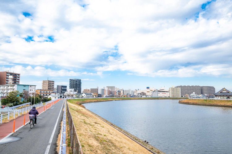 中川沿いの土手は車通りの少ない舗装路。中川橋―中川大橋間を気持ちよく歩ける。