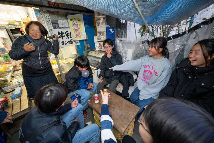 1974年開店の『梅原牛乳店』。雨避けのテントの中は、平日昼間はご婦人方、夕方や週末は子供たちでにぎやかだ。
