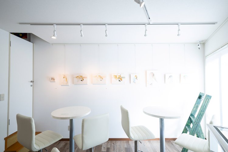 向かいのイートインスペースには藝大生限定のギャラリーを併設。