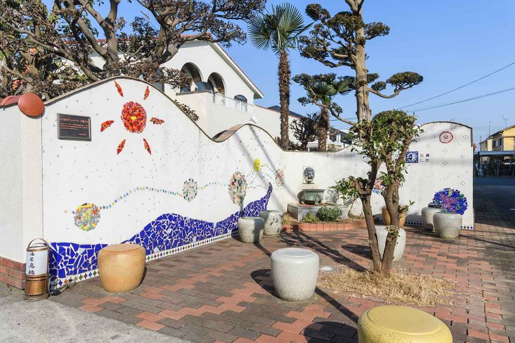 街角の小金ポケットパーク1号は、なんちゃってグエル公園風。