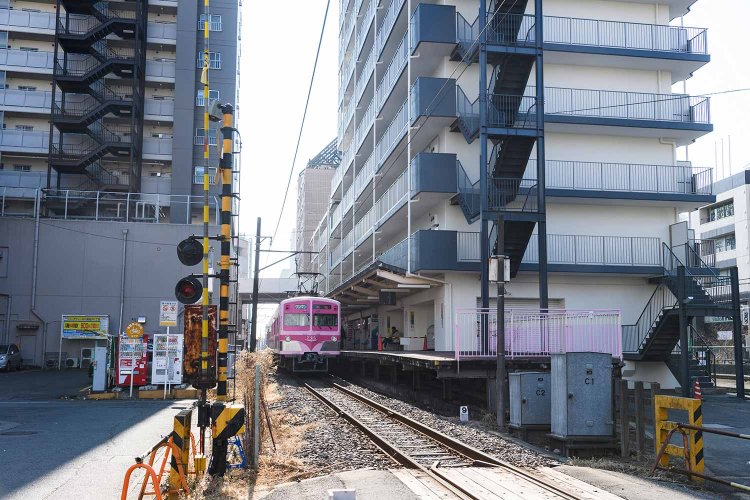 新松戸駅からすぐの流鉄流山線幸谷駅はビルトインスタイル。