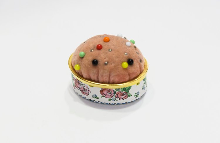 英国アンティークの七宝焼針山5500円。