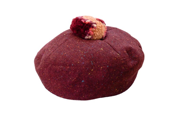 ベレー帽7700円。