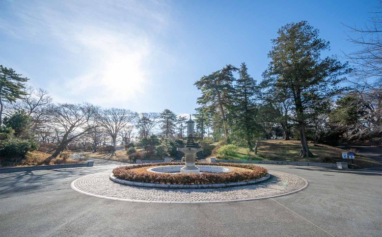 フランス式庭園を参考に造られた正面広場。高台にはシンボルの八角形の塔も。