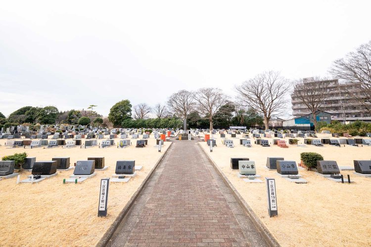 西洋式の芝生墓地は1961年から開設。開放的な光景だ。