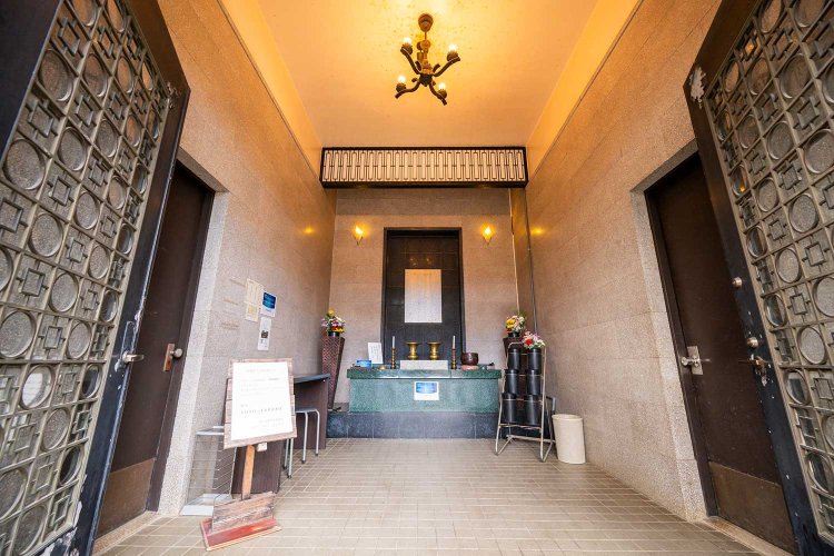 昭和12年（1937）築の納骨堂。当時珍しい耐震耐火の鉄筋コンクリート造で扉や照明もモダン。