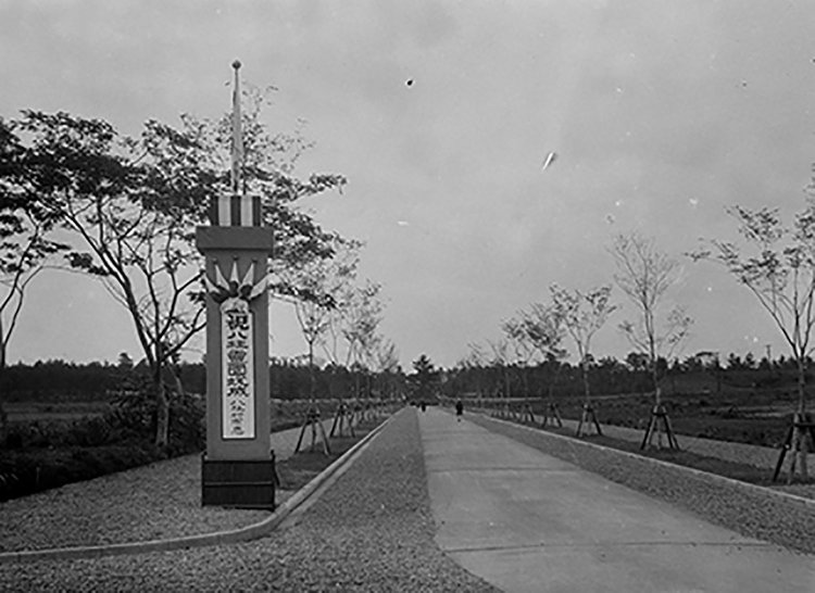 開園のころの参道とモニュメント。周囲にはまだ何もない（写真提供＝東京都八柱霊園）。
