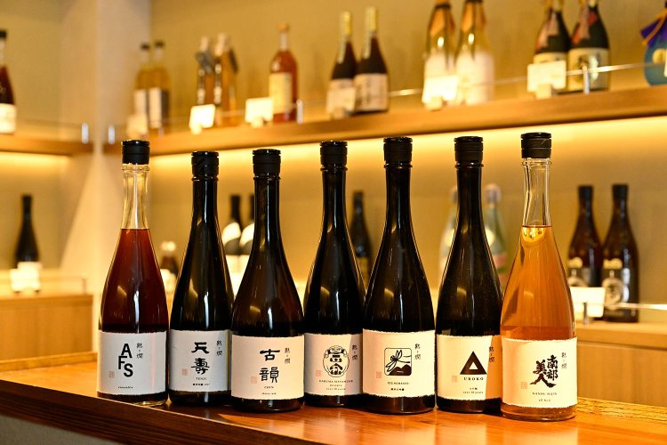 すべてオリジナルの長期熟成酒。ボトル販売もしていて、全国の飲食店からの需要も高い。シェリー樽で熟成させた「古韻（こいん）」1万2000円は、新しいカテゴリーを感じさせる新鮮な飲み心地！