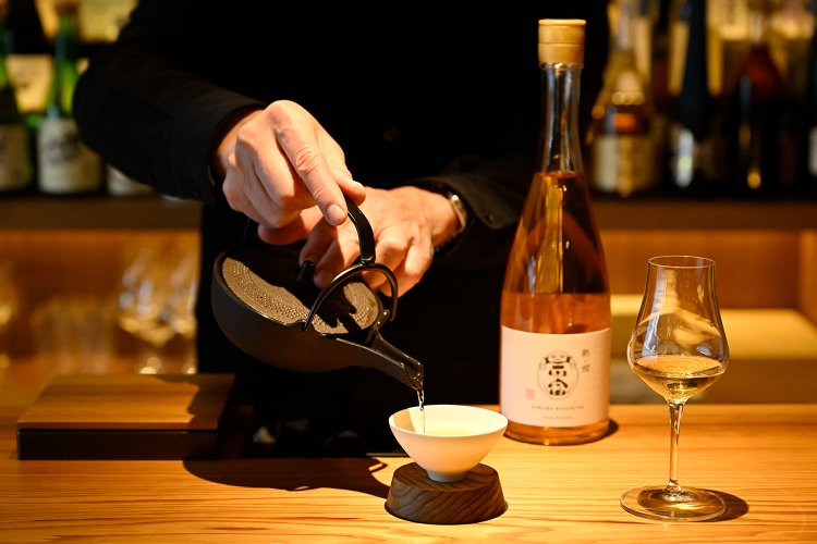 バーでは、燗酒を鉄瓶から注ぐ。オリジナルの「達磨正宗 Over 5 Years」1500円（60ml）。燗つけ料＋300円。