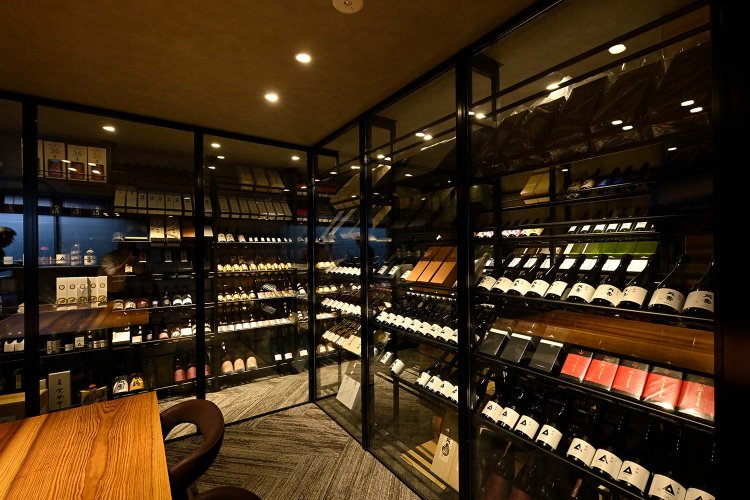 店舗の地階は通常非公開のセラールームで、少人数限定の特別なイベントや勉強会などに利用されている。熟成酒のセラーには、一度は飲んでみたい希少な酒が眠っている……！