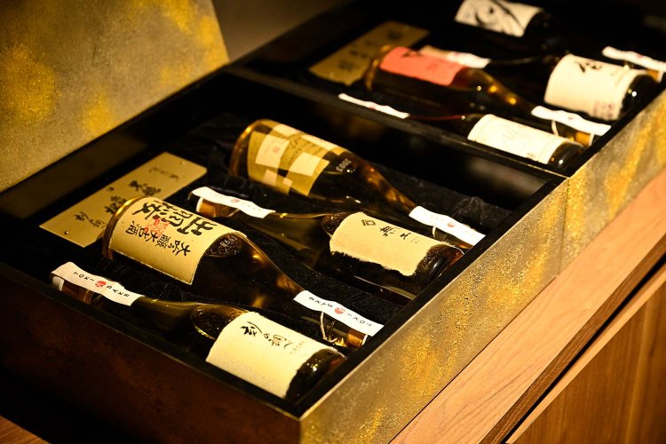 熟成酒の価値創造、情報発信、販路拡大を目的とする刻SAKE協会。発足記念に発売した最高峰の熟成日本酒セットは、1セット（8本入り）202万円。限定20セットが即完売した。