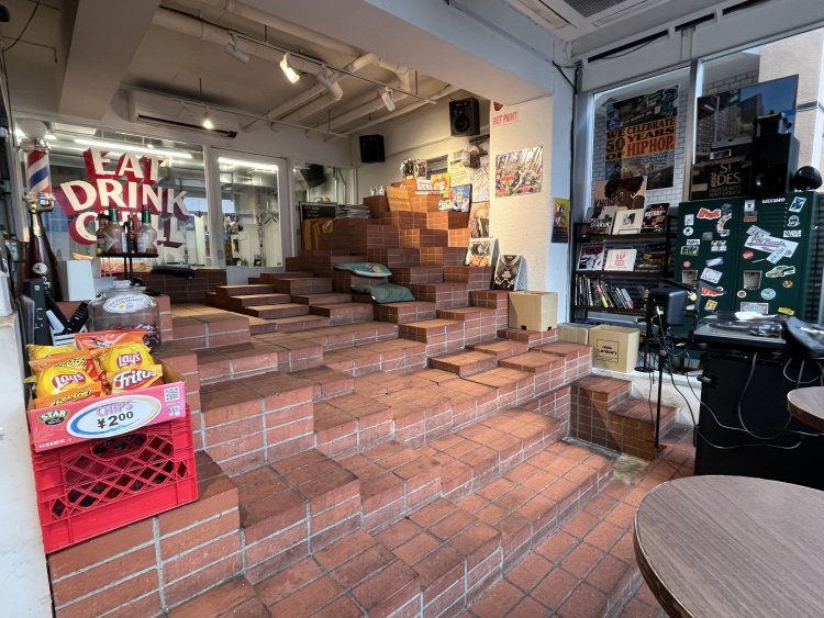 タイムズスクエア周辺にある赤褐色の階段（ブラウンストーン）がモチーフになっている。