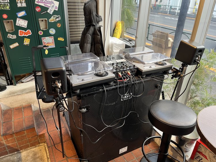 渡米前はDJとしても活動していた宮本さん。今はプレイすることはないが、店内でしばしば音楽イベントが開催されている。