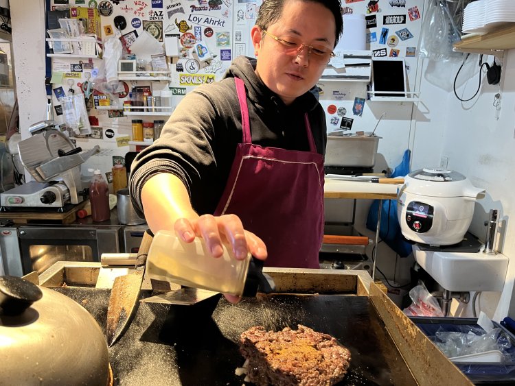 鉄板の上で薄切りのビーフを焼きながらチョップして粗めに刻み、特別に配合したスパイスや調味料で味付けする。