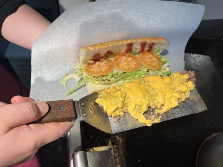 ジューシーなビーフを覆い隠すほどたっぷりかかったチェダーチーズ。これらをシャキシャキ野菜とともにサンドする。