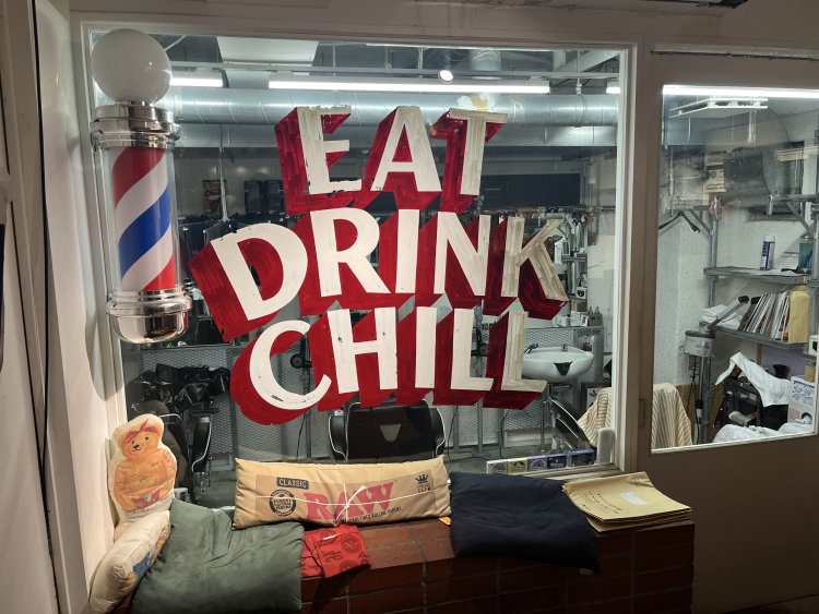 階段を上り切った店の奥にはバーバー『CHIL CHAIR』がある。