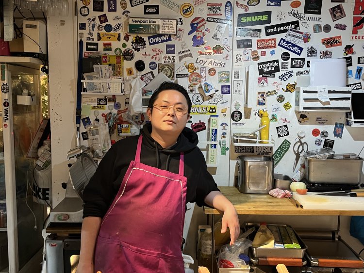 少しワイルドなところもあるが、実はとてもフレンドリー。細かな気配りもしてくれる店主の宮本さん。