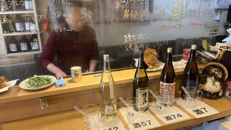 店内カウンターに一升瓶がずらり（写真は2024年の様子）。