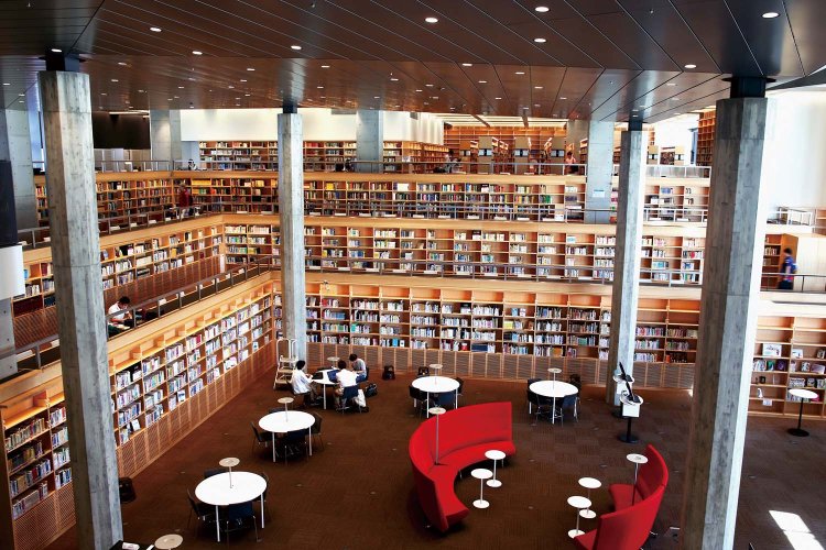 東京理科大学の葛飾図書館は約10万冊の蔵書を誇り、9割以上は理工系の専門図書。葛飾区在住で同区図書館の利用証をもつ18歳以上の人も利用可能！（写真提供＝東京理科大学）。