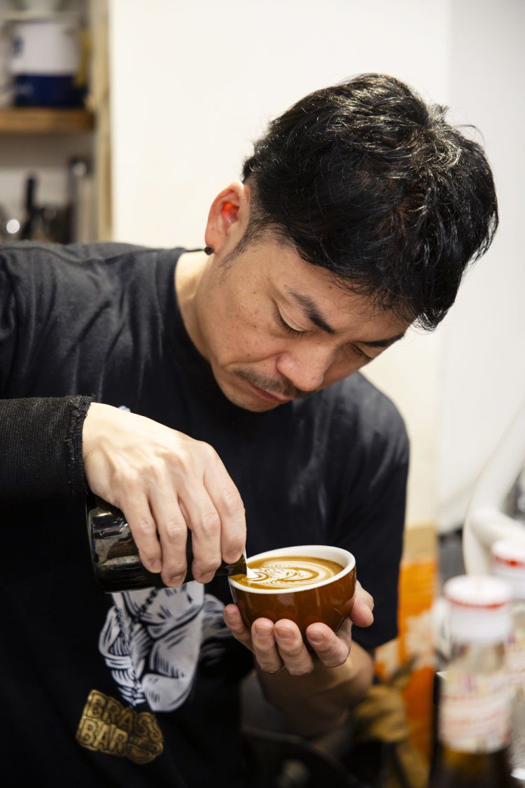 オーナーでバリスタの奥平雄大さん。鮮やかなスローリーフを描いてくれた。